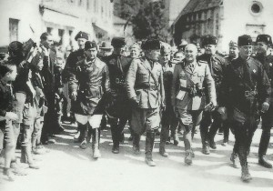 Durante le grandi manovre del 1935: Mussolini e gerarchi fascisti a Cles