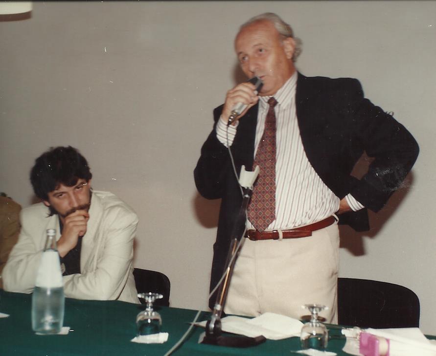 Enrico Rossaro (in piedi, col microfono) alla presentazione di "Noio" di Cornelio Galas, 1993, Riva del Garda