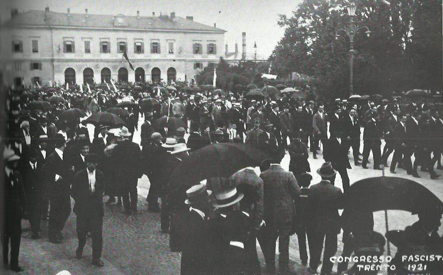 L'arrivo a Trento, in piazza Dante, dei fascisti convenuti per il loro primo congresso, l'8 ottobre 1921