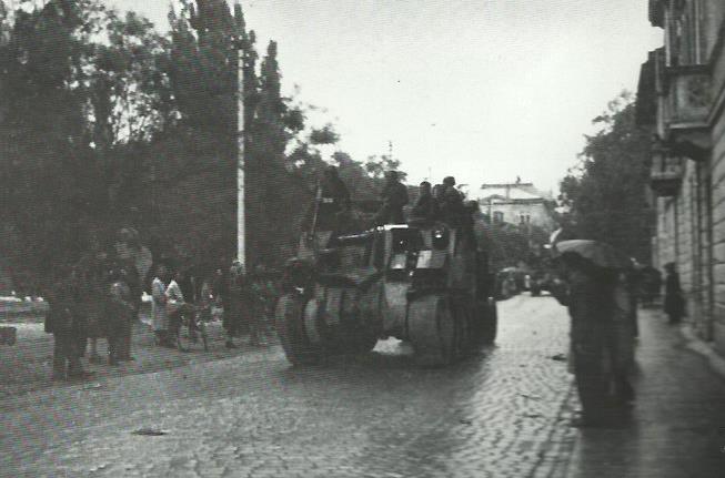 I primi carri armati americani sfilano in piazza Venezia a Trento