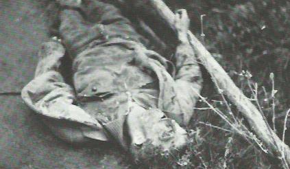 Stramentizzo. Il corpo di Francesco Marchetti, un soldato di Tesero arruolato nelle ferrovie germaniche, e che era riuscito a fuggire ai tedeschi. Lo hanno ucciso mentre entrava nel bosco