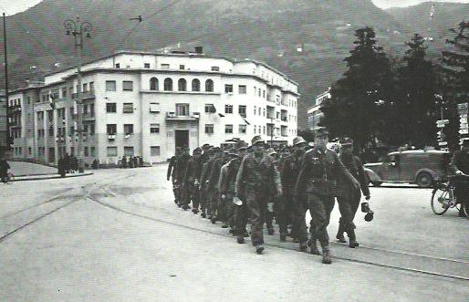 4 maggio 1945 - zona di Bolzano - V armata. Soldati tedeschi marciano in formazione per recarsi a consumare il rancio. (Si tratta naturalmente di prigionieri. A molte finestre è esposta la bandiera italiana)