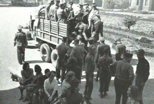 13 maggio 1945 - zona di Bolzano - V armata. Ufficiali tedeschi e uomini del Quartier Generale delle SS abbandonano il Quartier Generale diretti verso un campo di concentramento alleato dopo la resa di Bolzano