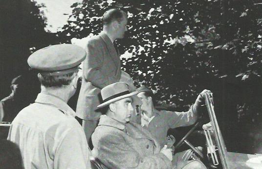 15 maggio 1945 - zona di Merano - V armata. Il dott. Rudolf Rahn, ambasciatore nazista, sta per lasciare l'ambasciata, avviato verso le retrovie, dove sarà tenuto prigioniero di guerra. (Rahn era stato nominato da Hitler ministro plenipotenziario del Reich in Italia, dopo l'8 settembre 1943)