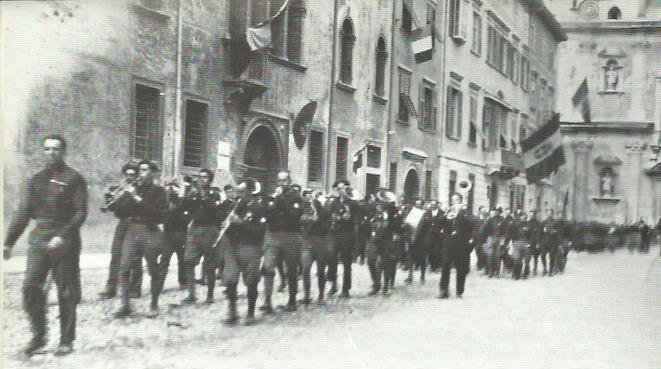 Dopo aver "marciato" su Bolzano provocando i noti fatti dell'ottobre del 1922, i fascisti sfilano per le vie di Trento nel tentativo di intimidire la popolazione e di farsi credere più forti