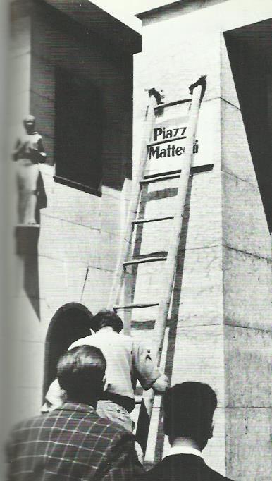 Gli antifascisti all'opera nell'ex piazza del Littorio, che viene ribattezzata col nome di Giacomo Matteotti