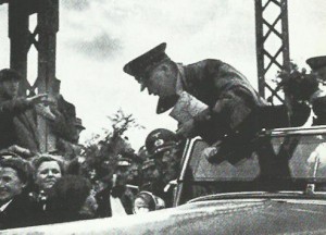 Hitler, appena entrato in Austria, viene salutato dalla popolazione accorsa sulla strada