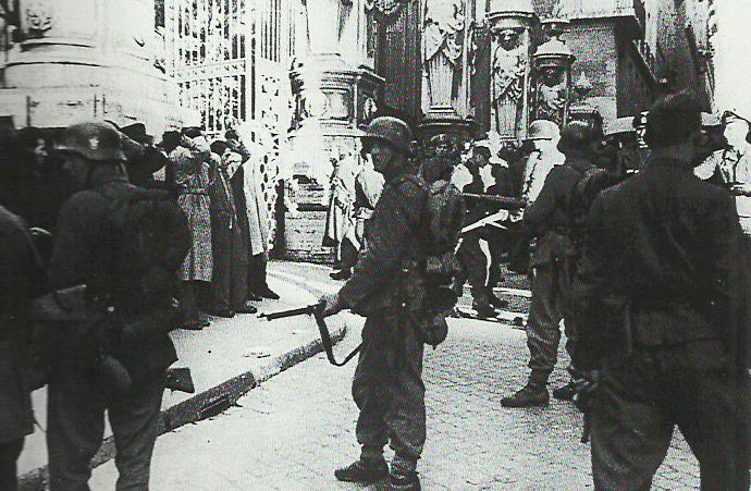 Roma, Vi delle Quattro Fontane, 23 marzo 1944. Militi della "Decima Mas" e del "Bozen" sorvegliano un gruppo di civili rastrellati in via Rasella (Koch, PK 699/BA Koblenz)