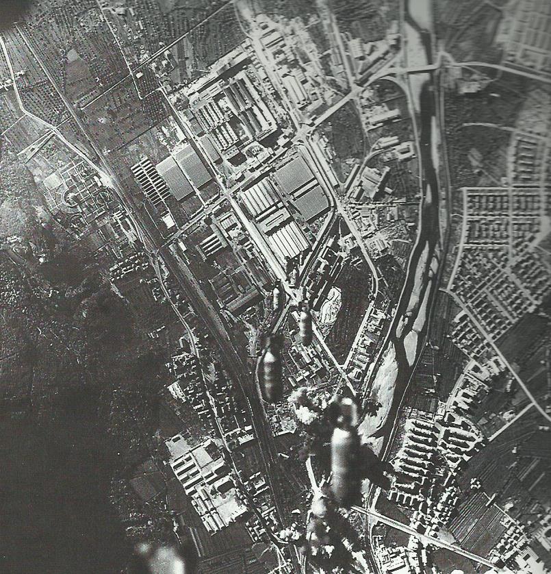 Immagine aerea di un bombardamento su Bolzano: la zona industriale (Univ of Keele/GB, ARch. Prov. Bz)