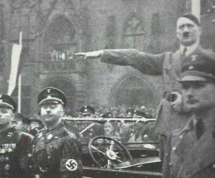 La trionfale entrata del Führer a Saarbrücken il primo marzo 1935. Sotto di lui Rudolph Hess (a destra) e Heinrich Himmler