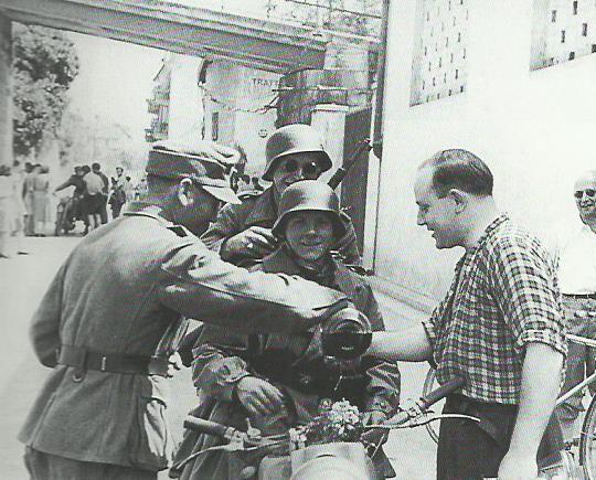Rencio/Rentsch, 9 settembre 1943. Le truppe germaniche, ormai alle porte di Bolzano, vengono accolte dalla popolazione con frutta, fiori e vino (p. priv.)
