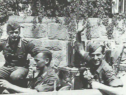 Bolzano, 9 settembre 1943. Truppe tedesche motorizzate raggiungono il quartiere di Rencio/Rentsch e sono salutate con entusiasmo dalla popolazione accorsa sulle strade