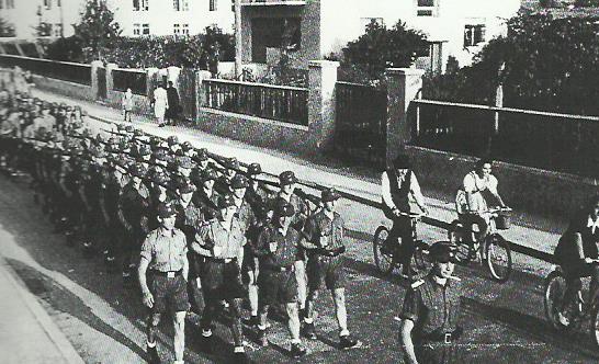 Bolzano, settembre 1943. La Divisione Deutsch und Hoch-Meister sfila per le vie cittadine (p. priv. W. Acherer, Brixen)