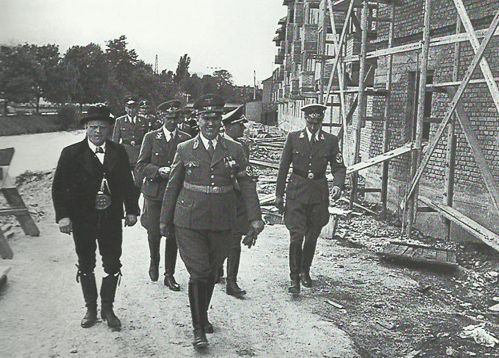 Il Gauleiter del Tirolo-Voralberg Franz Hofer, insieme ad ufficiali nazisti, visita il campo di accoglienza degli optanti sudtirolesi ad Innsbrück. Alla sua destra il Volksgruppenführer Peter Hofer (Slg. Popp/Zeughaus Innsbrück)