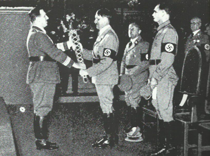 Immagini del 7° "Reichsparteitag" (Norimberga 1935): a Hitler viene consegnata la "Spada dell'Impero"