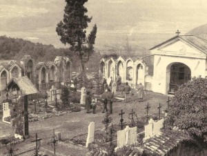 Nell’angolo del cimitero di Montagna, vicino al cipresso, il luogo dove era situata la tomba di Tolomei distrutta nel marzo del 1979
