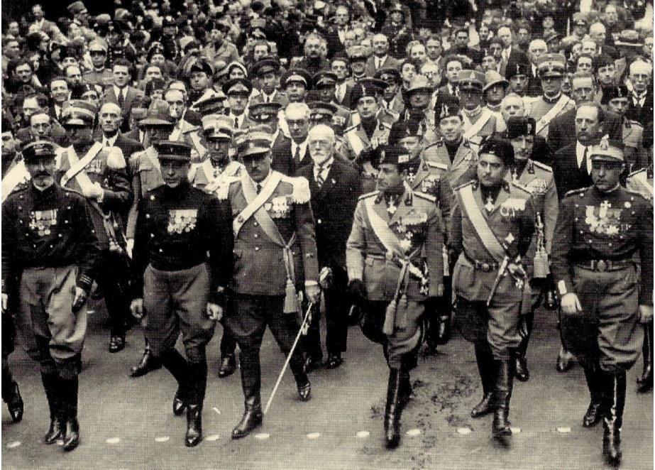 Al centro, Tolomei, nel corso di una sfilata fascista