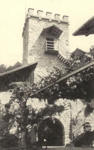La torre della residenza di Tolomei a Gleno