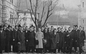 Trento, 1904. Gli studenti trentini reduci dalle dimostrazioni e dalle carceri di Innsbruck. Il secondo da destra è Cesare Battisti, il secondo da sinistra è Alcide Degasperi
