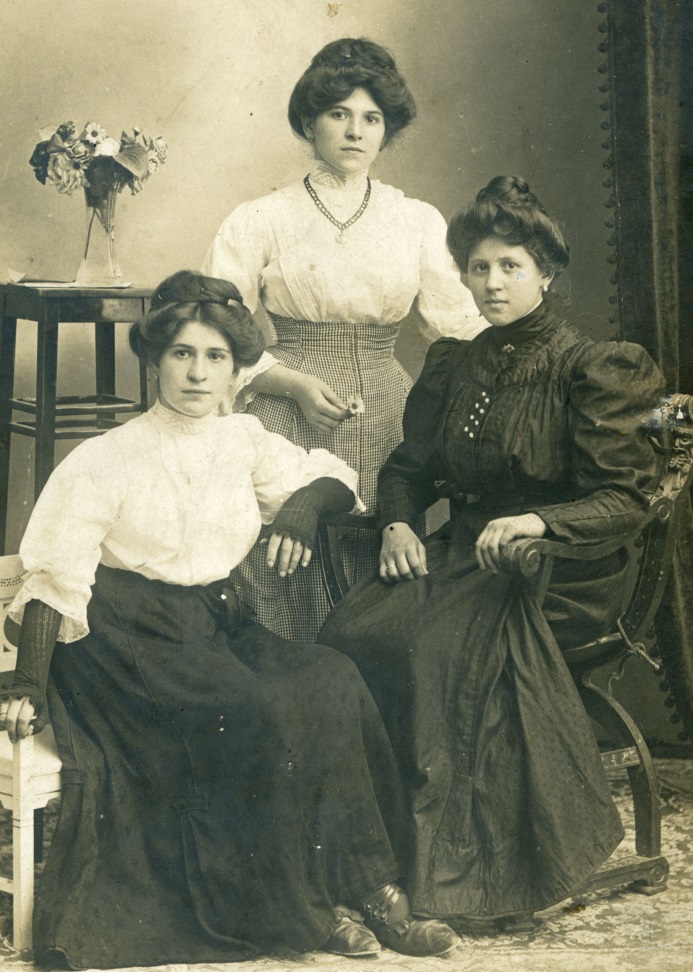 Al centro, Italia Spagnolli, a sinistra la sorella Enrica.