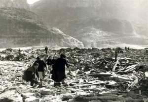 Mattina del 10 ottobre 1963: nella valle del Piave i superstiti si aggirano tra le macerie