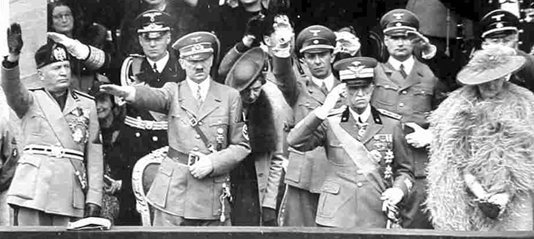 Visita ufficiale di Hitler a Roma nel 1938; sul palco in prima fila da sinistra: Benito Mussolini, Adolf Hitler, Vittorio Emanuele III, Elena del Montenegro; in seconda fila, da sinistra: Joachim von Ribbentrop, Joseph Goebbels, Rudolf Hess, Heinrich Himmler
