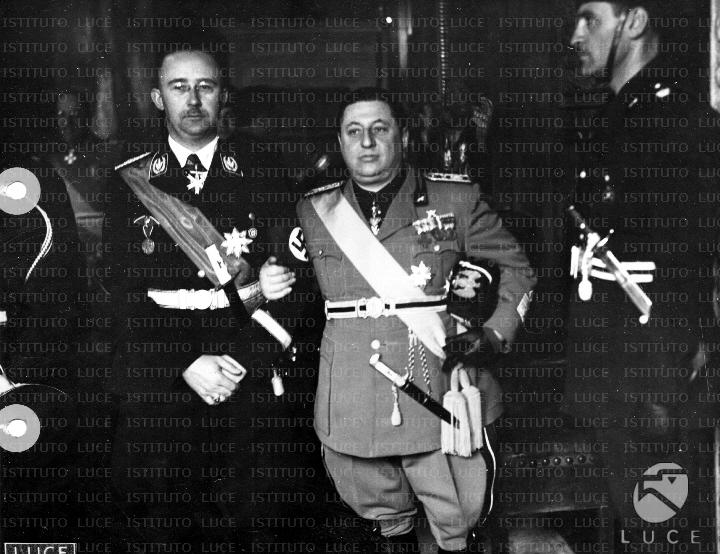 Guido Buffarini Guidi posa tenendo sotto braccio Heinrich Himmler