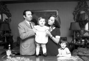 Romano Mussolini con la moglie Maria Scicolone e le figlie Alessandra di 6 anni ed Elisabetta di 2
