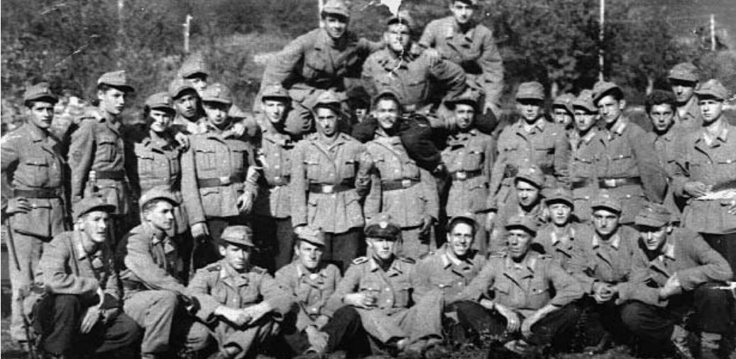 Il terzo plotone della quinta compagnia del Cst a Pieve di Bono (Trento) nell’agosto del 1944