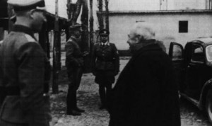 Il Commissario Prefetto Adolfo de Bertolini in visita a una caserma di Trento nel 1944