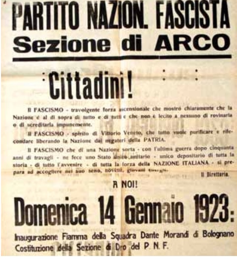 Manifesto diffuso dal Direttorio del PNF che invita i cittadini a partecipare a due appuntamenti previsti per il 14 gennaio 1923: l’inaugurazione della Fiamma della Squadra Dante Morandi a Bolognano e la costituzione della Sezione di Dro del PNF