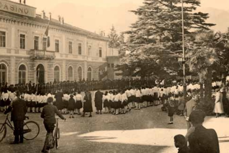 Manifestazione con i giovani fascisti nel piazzale a nord del Casinò Municipale (Foto Francesco Emanuelli, Archivio Fabio Emanuelli, Arco)