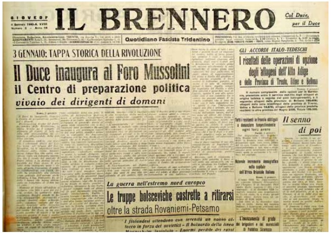 Dettaglio della prima pagina di una copia del giornale “Il Brennero – Quotidiano fascista tridentino” (5 febbraio 1940). Si noti la scritta in alto a destra “Col Duce, per il Duce”