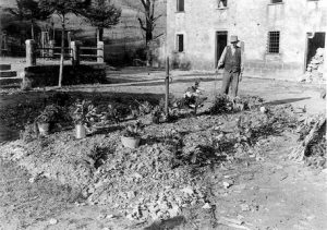 20/4/04 la spezia. Aperto il processo per la strage nazista di s.anna di stazzema. Una foto storica del museo della resistenza si stazzema, la sepultura nel 1944 nel piazzale della chiesa.