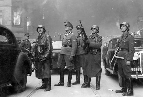 Truppe naziste nel ghetto di Varsavia in un'immagine di dominio pubblico tratta da Wikipedia. Roma, 20 ottobre 2014. ANSA/ WIKIPEDIA +++ NO SALES - EDITORIAL USE ONLY +++