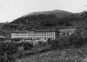 La caserma, detta Casermone, “Giuseppe Degol” a Strigno. Durante i venti mesi dell’occupazione tedesca vi furono alloggiate le truppe della Wehrmacht