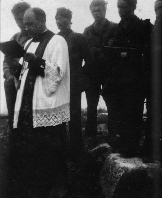 Costabrunella, 16 settembre 1944. Il parroco di Pieve Tesino, don Lino Tamanini, celebra il rito funebre di “Fumo”. Alla sua destra “Nazzari” e alla sua sinistra “Sandokan”