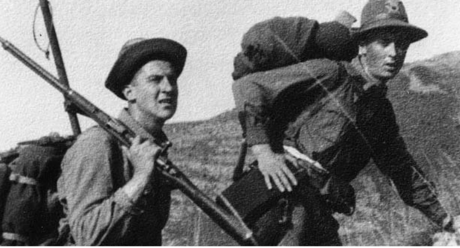 Isidoro Giacomin, a sinistra, con un commilitone nel 1942 al corso ufficiali alla Scuola Militare Alpina di Aosta