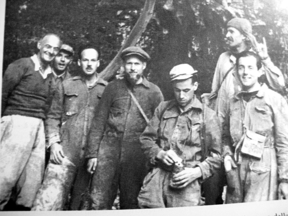 Tamanini, al centro, sotto le armi durante la seconda guerra mondiale