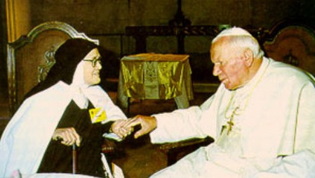 Giovanni Paolo II con suor Lucia, una delle veggenti di Fatima