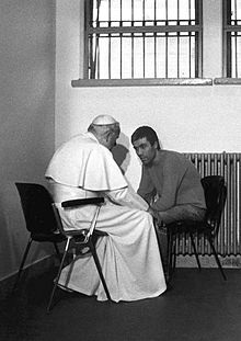 Giovanni Paolo II con Alì Agca in carcere