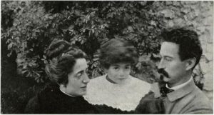 Ernesta Battisti, bambina, con la madre e il padre Cesare