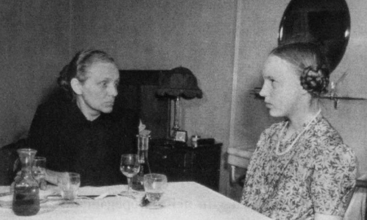 Margarete e Gudrun Himmler a Selva di Val Gardena nel 1945. (National Archives and Record Administration, College Park, Maryland USA) 34 