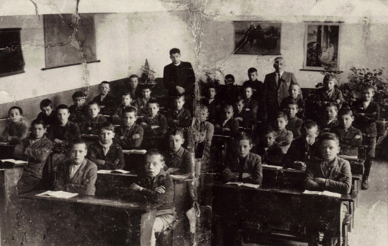 1 - Copia di Scolari classe 1925, in fondo don Angeli e m.o Collini (prima fila in centro Sergio Zuco - 2. Ragazze, prima a destra seduta Maria Furl
