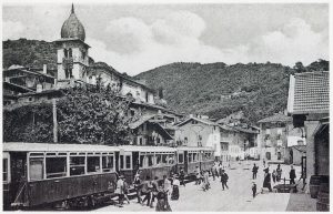 Treno della vecchia Trento-Malè in sosta alla stazione di Lavis