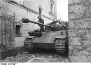 Italien, Panzer V (Panther) in Ortschaft