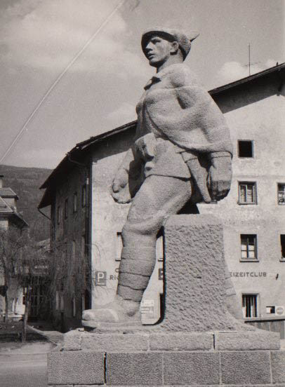 Il monumento all'Alpino a Brunico