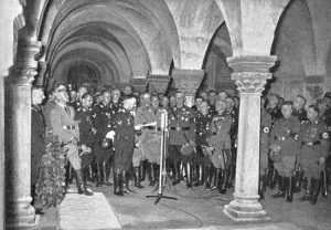 Guardia delle SS sulla tomba di re Enrico I a Quedlinburg: gli scavi per ritrovarla erano stati condotti dall'SS-Obersturmführer Rolf Höhne, archeologo e geologo, futuro comandante dell'SS-Wehrgeologen-Bataillon 500 col grado di SS-Obersturmbannführer