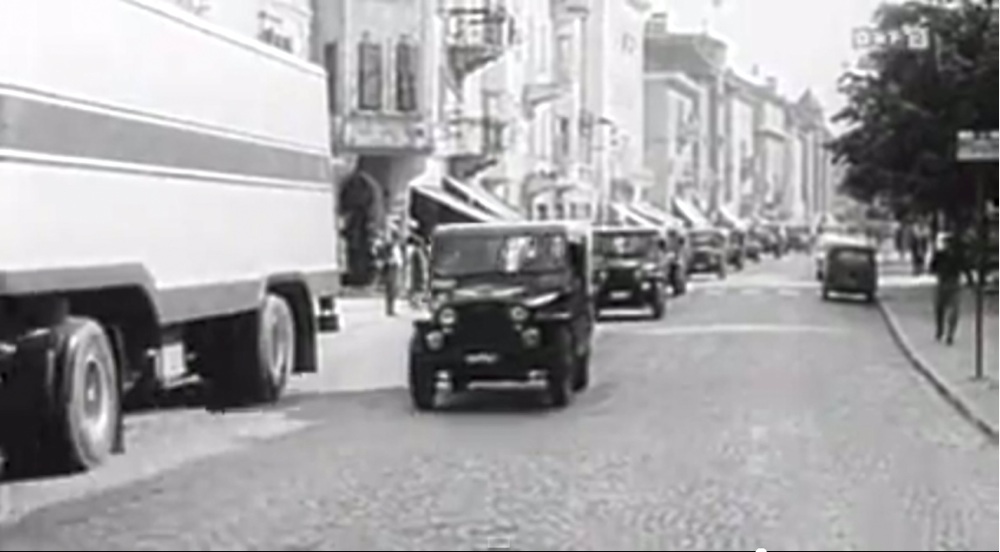 Camionette del Terzo Reparto Celere della Polizia di Stato per le vie di Bolzano.