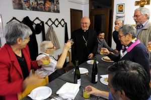 Don Dante Clauser festeggiato dal vescovo Bressan al Punto d'Incontro